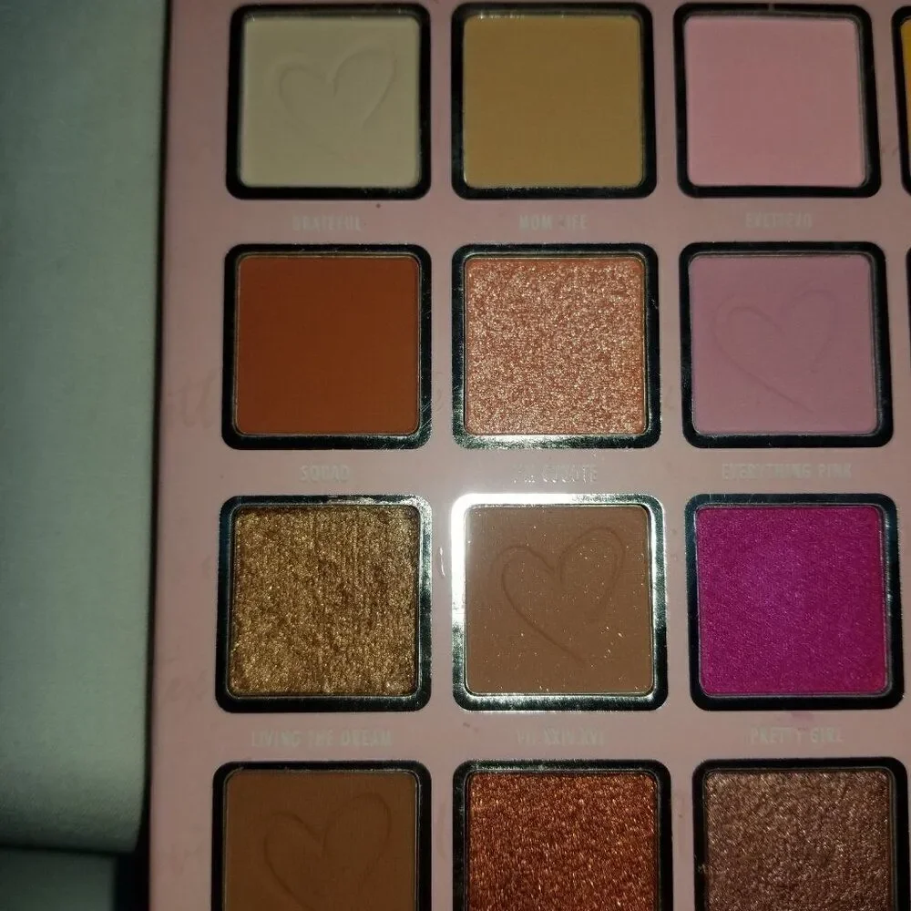 Beauty Creations Cosmetics - Bevettexo Eyes on me Shadow Palette